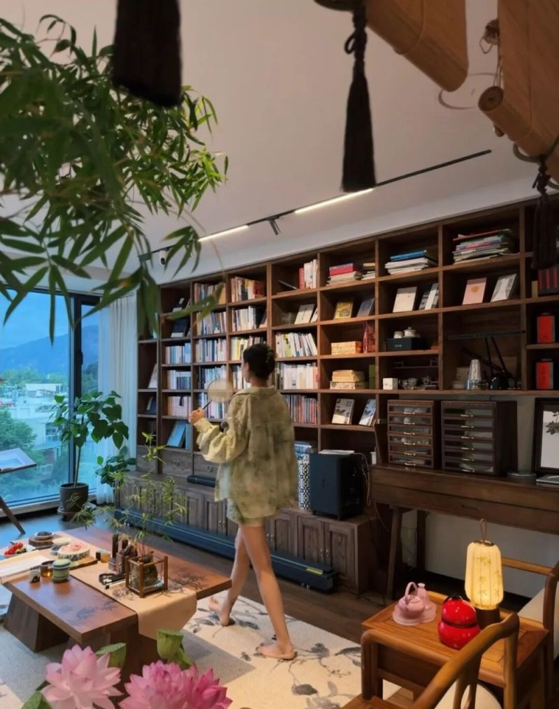越来越多人给客厅做“满墙书柜”？过来人：很香，也十分后悔 - 家居知识
