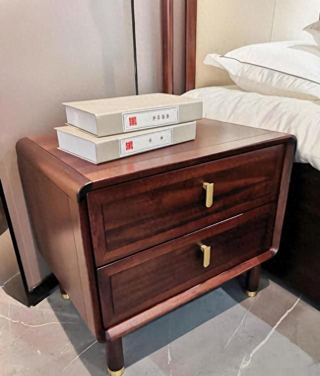 告别床头柜！中国年轻人这样布置卧室，既高级又实用！