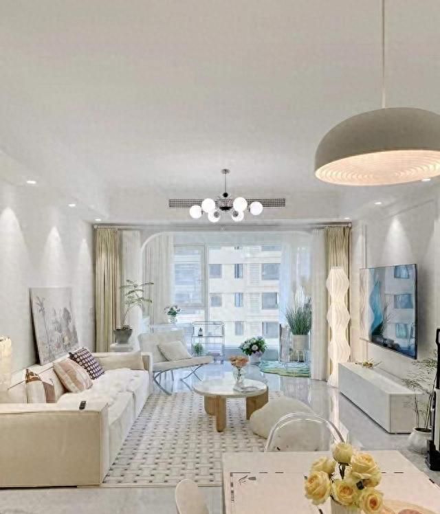 山东三口之家因穷装极简风走红，全屋简约不简单