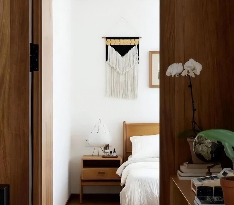成都118㎡三居室简约装修,网友直呼羡慕 在成都逛过那么多变装案例,这套建面118㎡的三居室,我看完第一反应就是,把原木风装到这份上,真的太懂生活了,舒服到让人不想走~