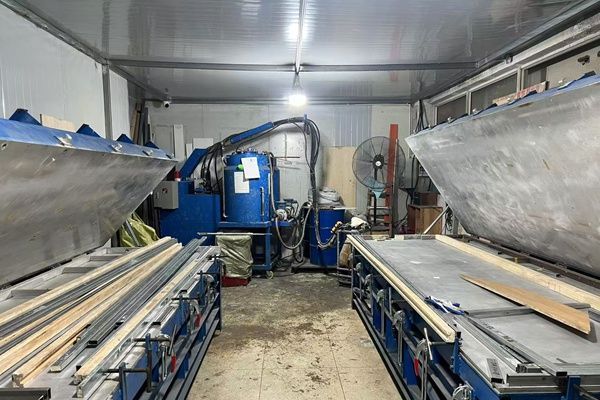 不锈钢酒柜定制选什么品牌好，防紫外线玻璃与湿度控制标准 - 家居知识