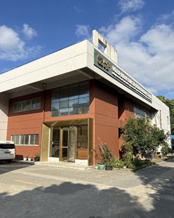 金属展示柜定做前必看，酒依教你避开酒柜安装三大坑 - 今日头条