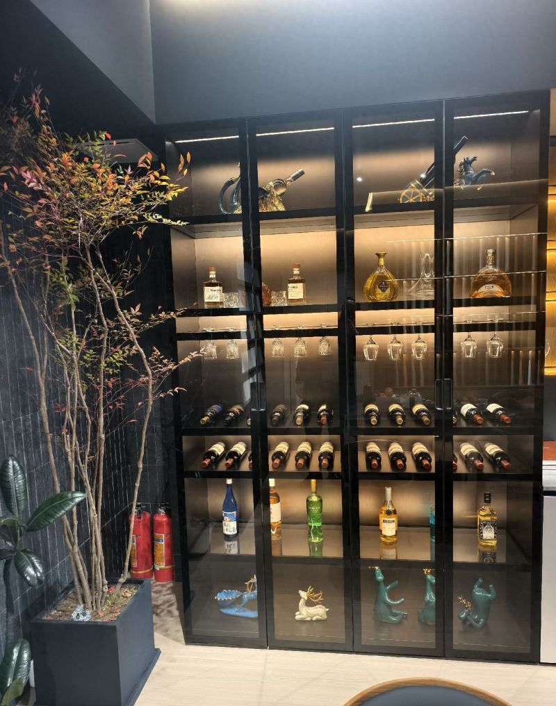 高定不锈钢酒柜恒温防潮实测，广东别墅酒窖参考 - 今日头条