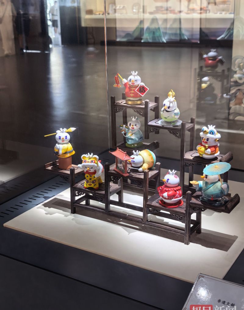 河南信阳博物馆展出蜜雪冰城手办，包含舞狮、风筝、皮影、剪纸等非遗元素，馆方回应：确实引发了争议，但“雪王”IP是咱河南的，贴合展览主题 - 今日头条