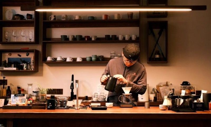 日式复古咖啡店吧台L型木饰面氛围感拉满 - 家居知识