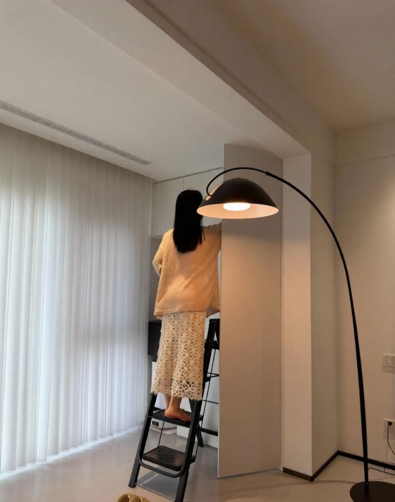 沙发旁边只能放“边几”?看看年轻人家的做法,那叫一个实用 - 今日头条 沙发旁边只能放“边几”?看看年轻人家的做法,那叫一个实用 - 家居知识